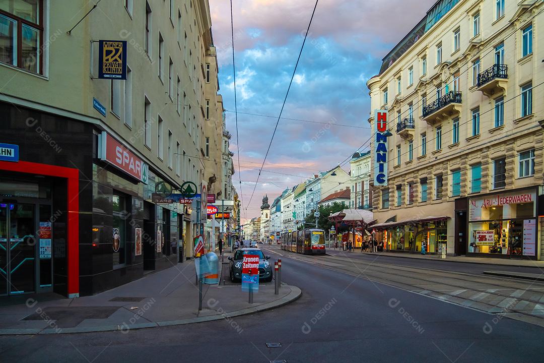 VIENA, ÁUSTRIA - 10 DE JULHO DE 2021: Vista das ruas ou Viena no verão.