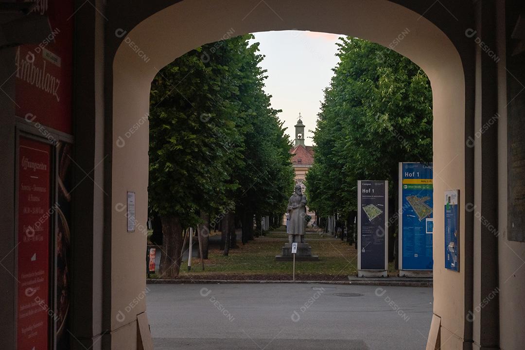 VIENA, ÁUSTRIA - 09 DE JULHO DE 2021: Visão interna da universidade de Viena ao pôr do sol