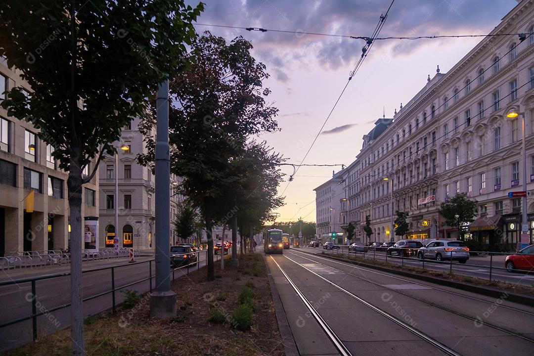VIENA, ÁUSTRIA - 10 DE JULHO DE 2021: Vista das ruas o Viena no verão.