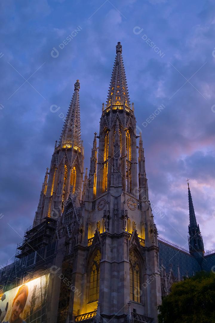 VIENA, ÁUSTRIA - 09 DE JULHO DE 2021: A Igreja Votiva (Votivkirche) localizada na Ringstrasse em Viena, Áustria