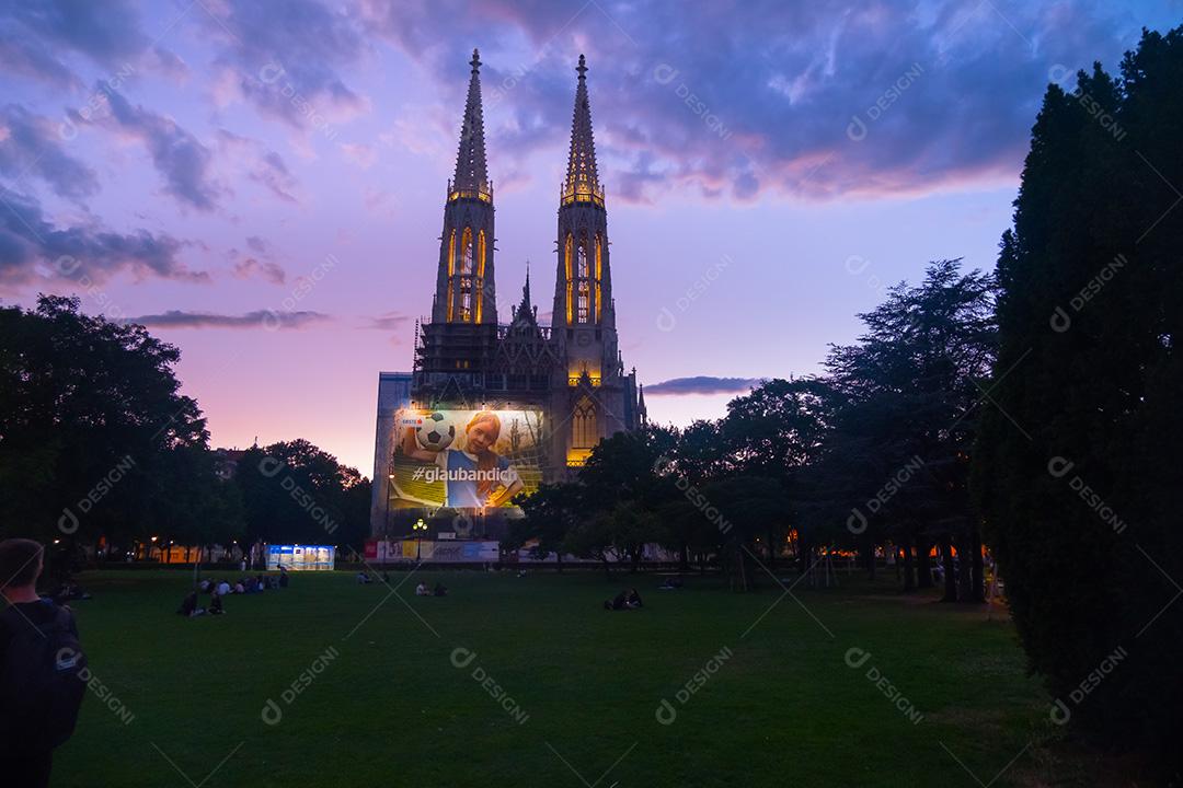 VIENA, ÁUSTRIA - 09 DE JULHO DE 2021: A Igreja Votiva (Votivkirche) localizada na Ringstrasse em Viena, Áustria