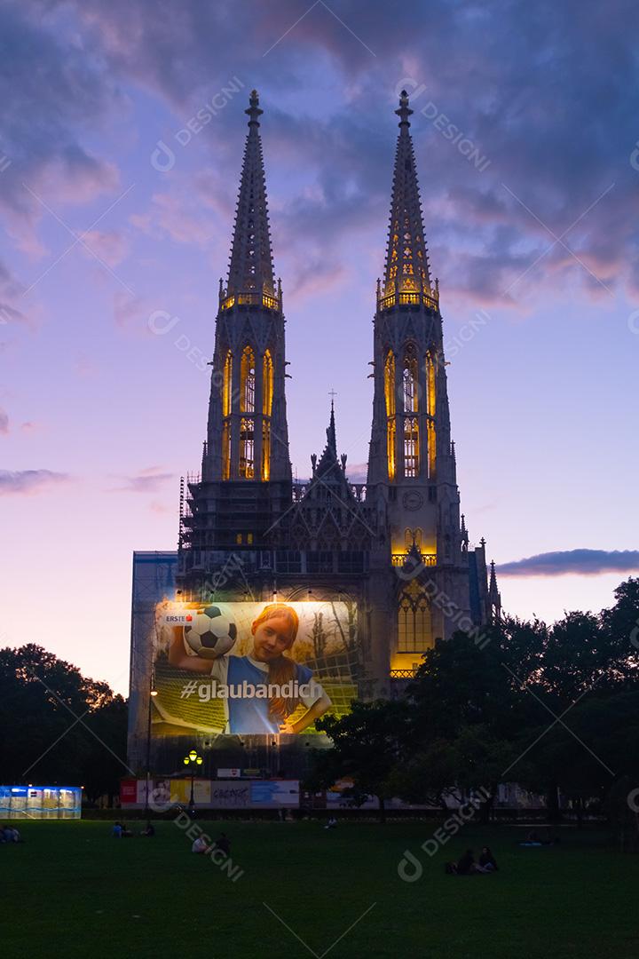 VIENA, ÁUSTRIA - 09 DE JULHO DE 2021: A Igreja Votiva (Votivkirche) localizada na Ringstrasse em Viena, Áustria