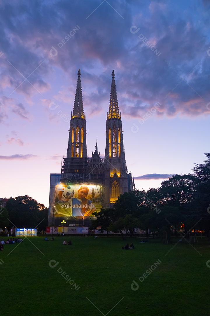 VIENA, ÁUSTRIA - 09 DE JULHO DE 2021: A Igreja Votiva (Votivkirche) localizada na Ringstrasse em Viena, Áustria