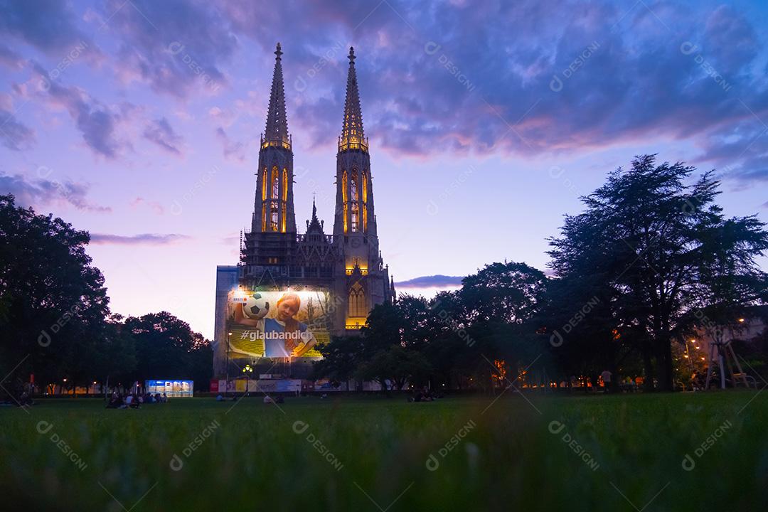VIENA, ÁUSTRIA - 09 DE JULHO DE 2021: A Igreja Votiva (Votivkirche) localizada na Ringstrasse em Viena, Áustria