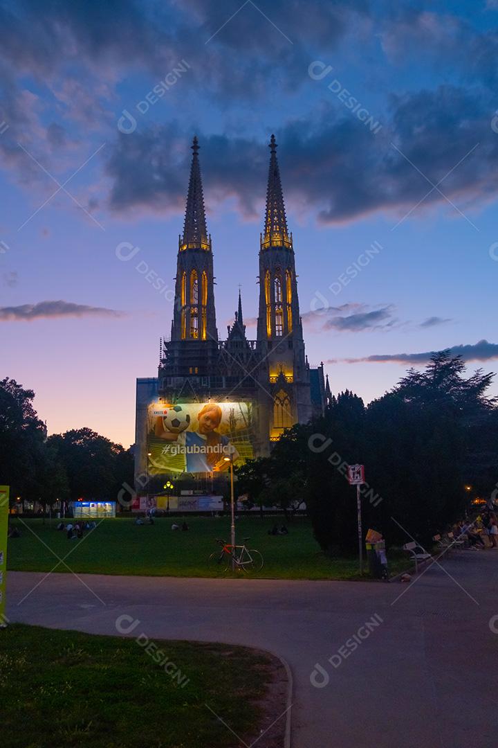 VIENA, ÁUSTRIA - 09 DE JULHO DE 2021: A Igreja Votiva (Votivkirche) localizada na Ringstrasse em Viena, Áustria