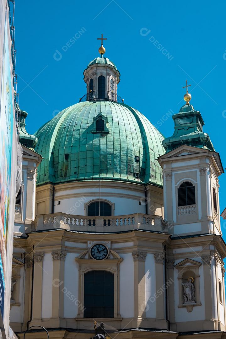 O Palácio de Hofburg em Viena, antigo palácio imperial barroco. Entrada da ala de São Miguel na praça Michaelerplatz.