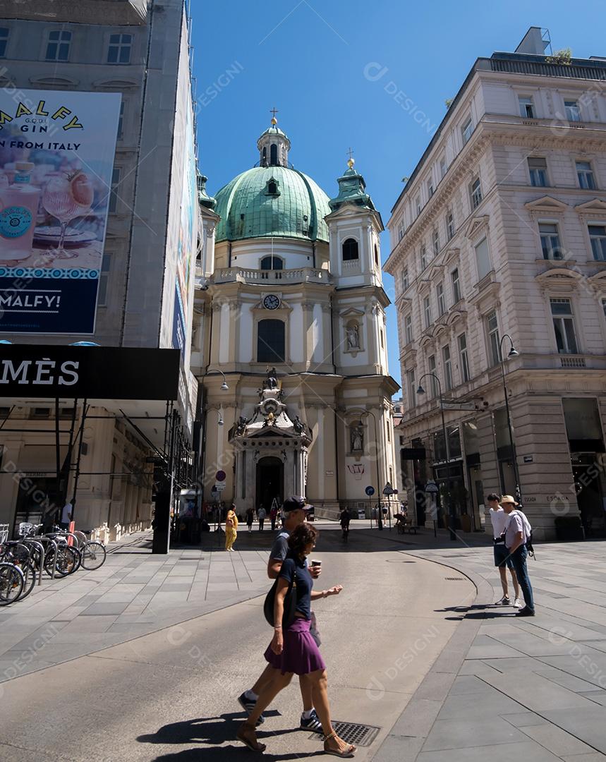 O Palácio de Hofburg em Viena, antigo palácio imperial barroco. Entrada da ala de São Miguel na praça Michaelerplatz.