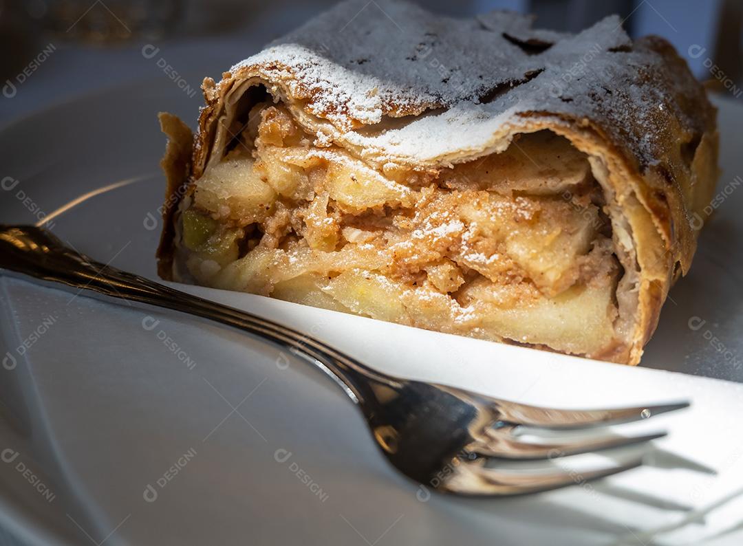 prato com pedaço de strudel de maçã e garfo, prato típico austríaco.