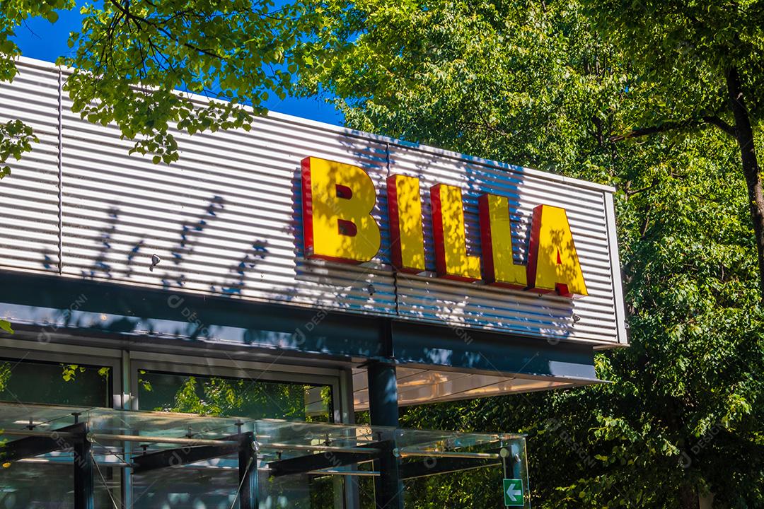 VIENA, ÁUSTRIA - 09 DE JULHO DE 2021: Vista da fachada do mercado Billa.