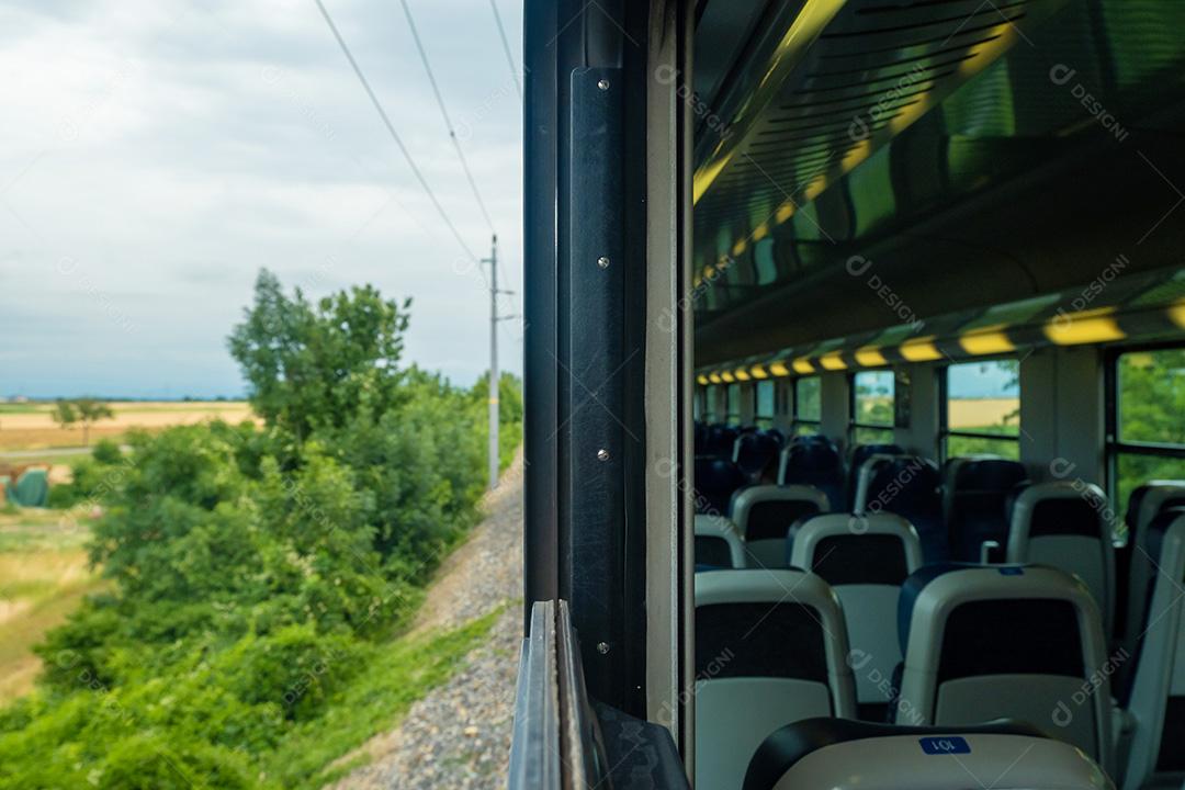 Bela paisagem vista da janela do trem..