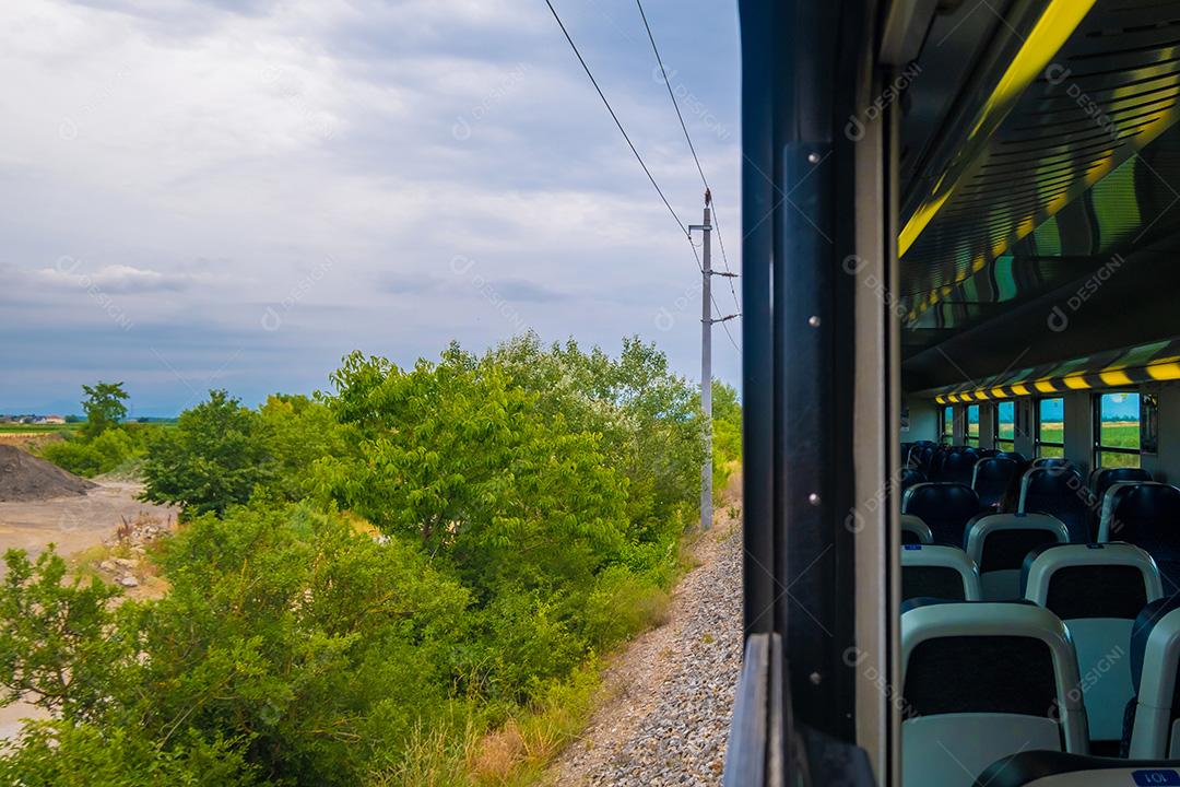 Bela paisagem vista da janela do trem..
