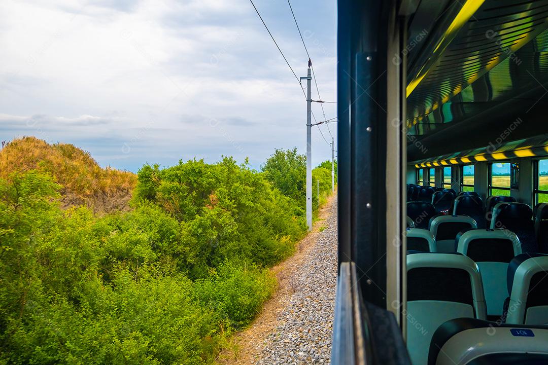 Bela paisagem vista da janela do trem..