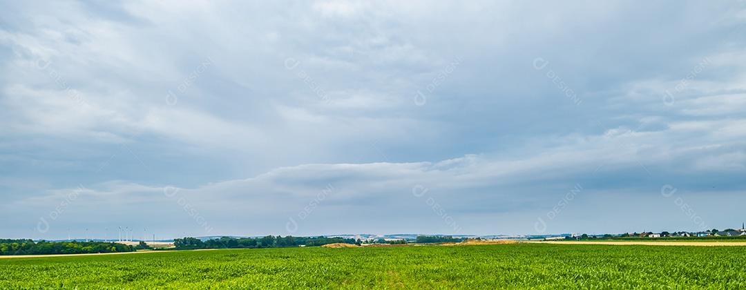 Bela paisagem vista da janela do trem..