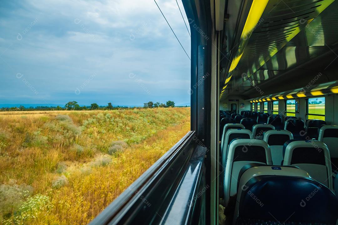 Bela paisagem vista da janela do trem..