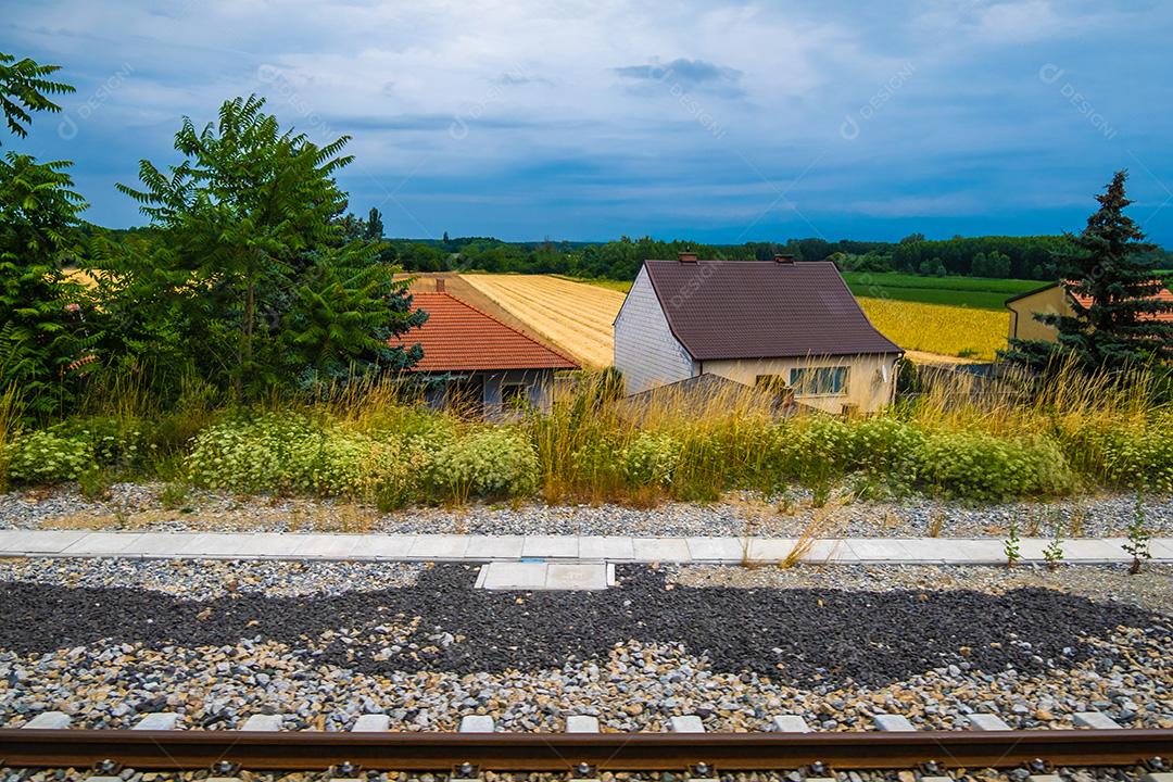 Bela paisagem vista da janela do trem..
