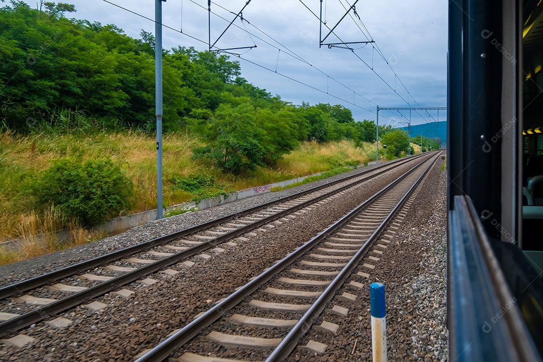 Vista da paisagem da janela do trem.