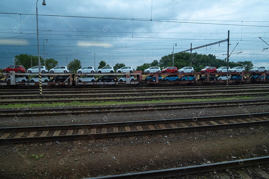 BRATISLAVA, ESLOVÁQUIA - 11 DE JULHO DE 2021: Vista de carros sendo transportados em vagões de trem.