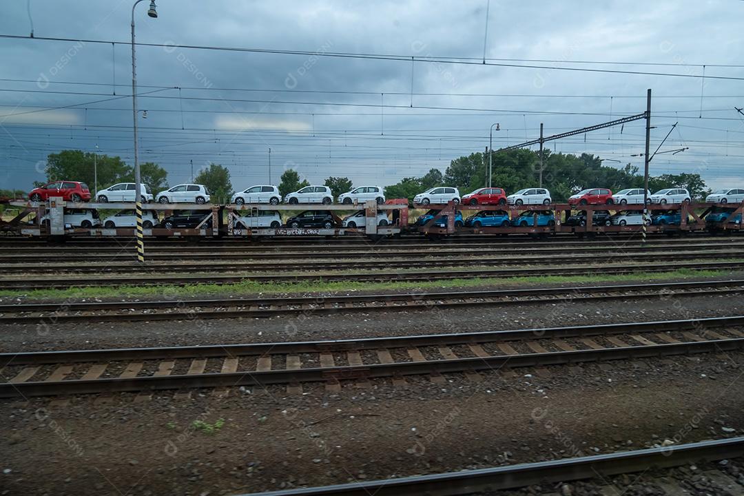 BRATISLAVA, ESLOVÁQUIA - 11 DE JULHO DE 2021: Vista de carros sendo transportados em vagões de trem.
