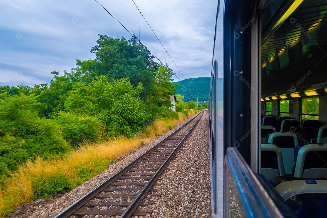 BRATISLAVA, ESLOVÁQUIA - 11 DE JULHO DE 2021: Vista de carros sendo transportados em vagões de trem.