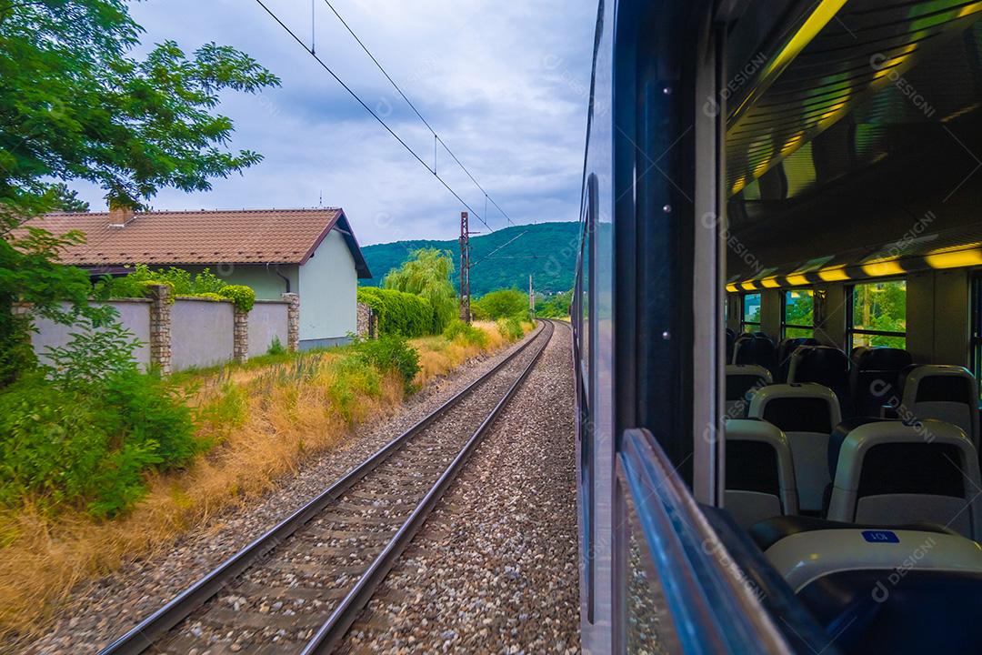 Vista da paisagem da janela do trem.