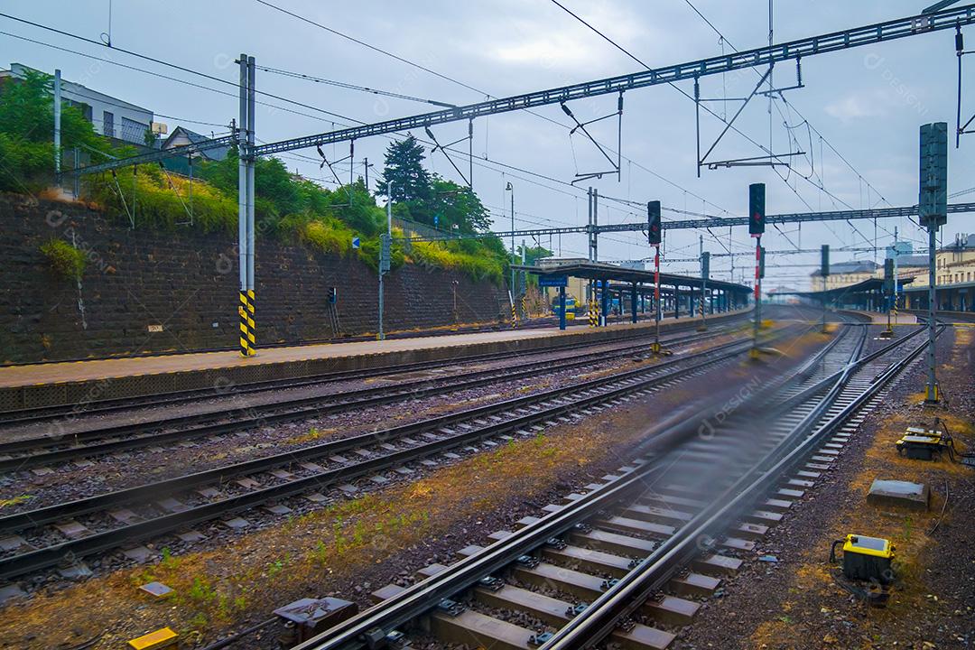 Vista da estação de trem de Bratislava em um dia chuvoso