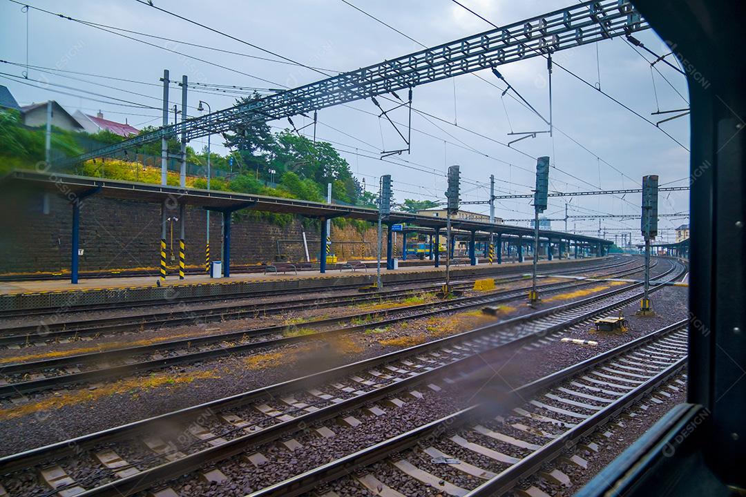 Vista da estação de trem de Bratislava em um dia chuvoso