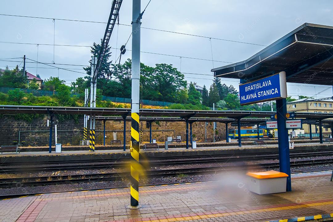 BRATISLAVA, ESLOVÁQUIA - 11 DE JULHO DE 2021: Vista da estação de trem de Bratislava em um dia chuvoso.