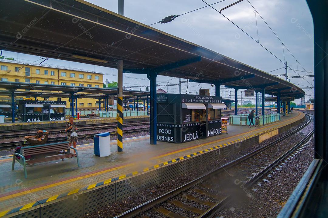 BRATISLAVA, ESLOVÁQUIA - 11 DE JULHO DE 2021: Vista da estação de trem de Bratislava em um dia chuvoso.