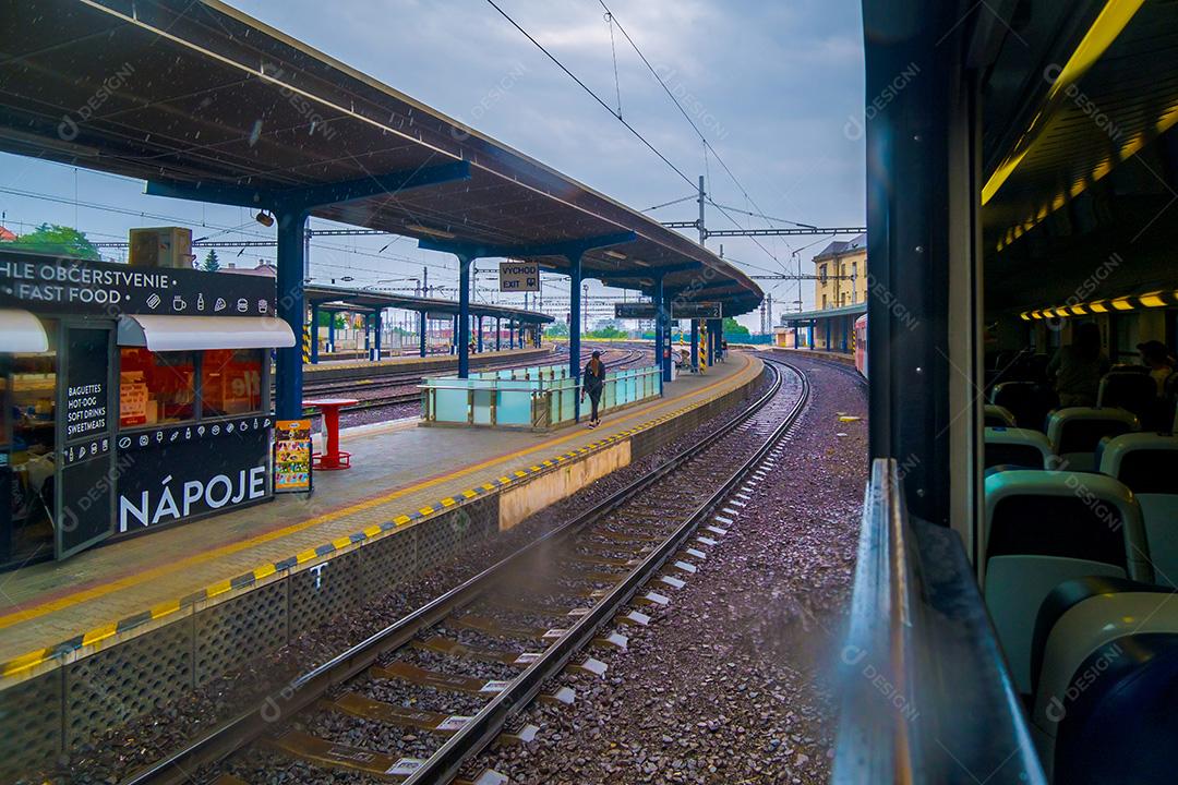 BRATISLAVA, ESLOVÁQUIA - 11 DE JULHO DE 2021: Vista da estação de trem de Bratislava em um dia chuvoso.