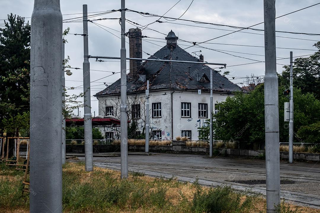 Vista da casa grande nas ruas de Bratislava em dia chuvoso.