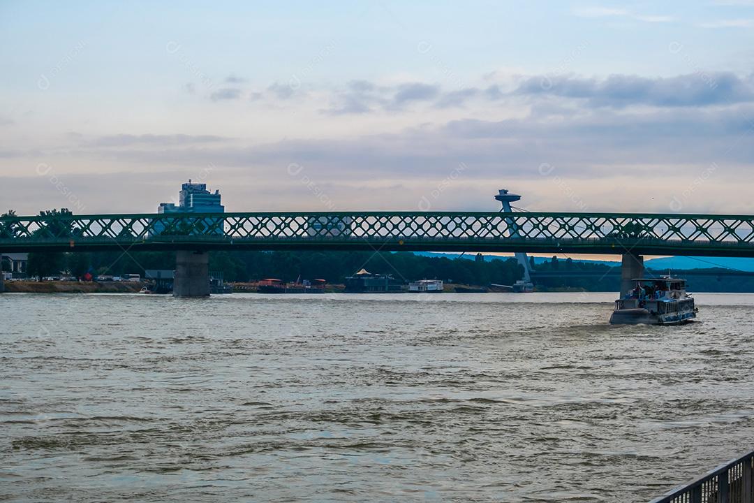 Vista do Rio Danúbio na cidade de Bratislava.