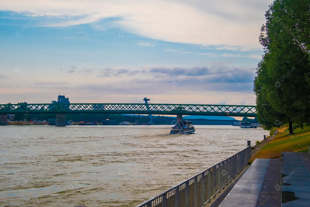 Vista do Rio Danúbio na cidade de Bratislava.