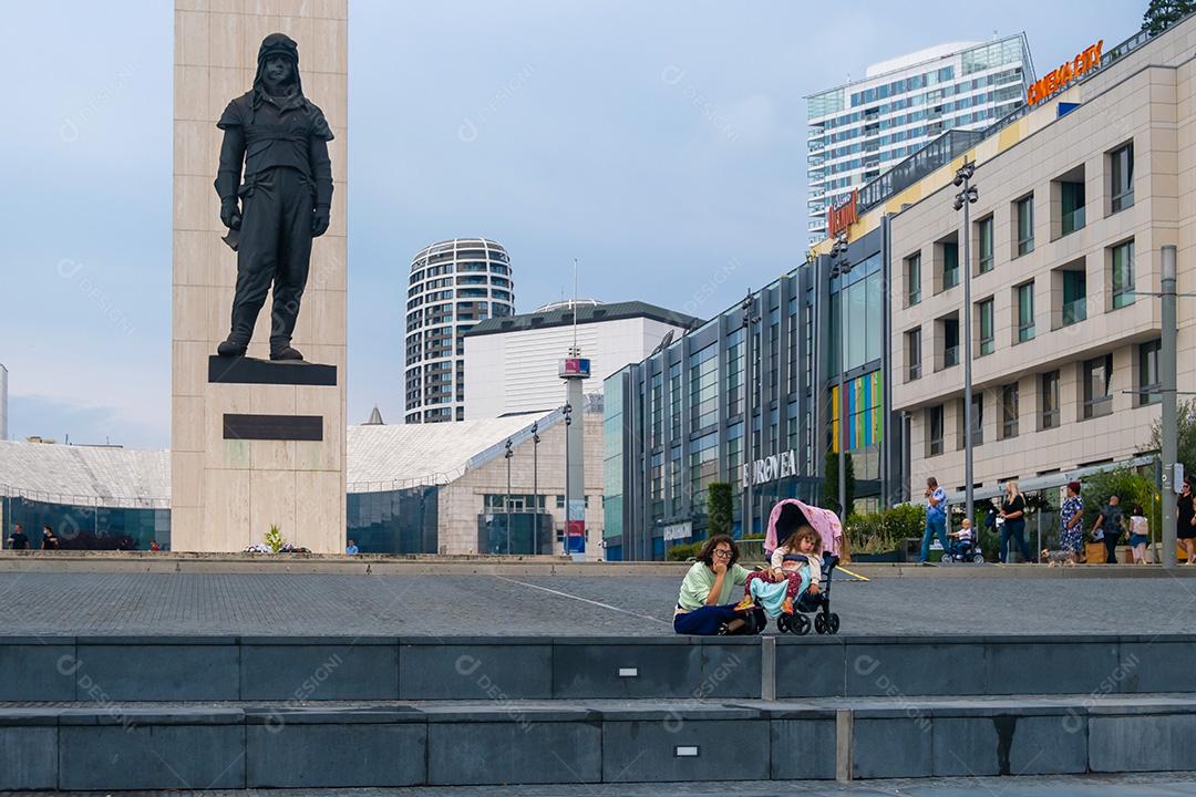 BRATISLAVA, ESLOVÁQUIA - 11 DE JULHO DE 2021: Vista da praça Eurovea em Bratislava.