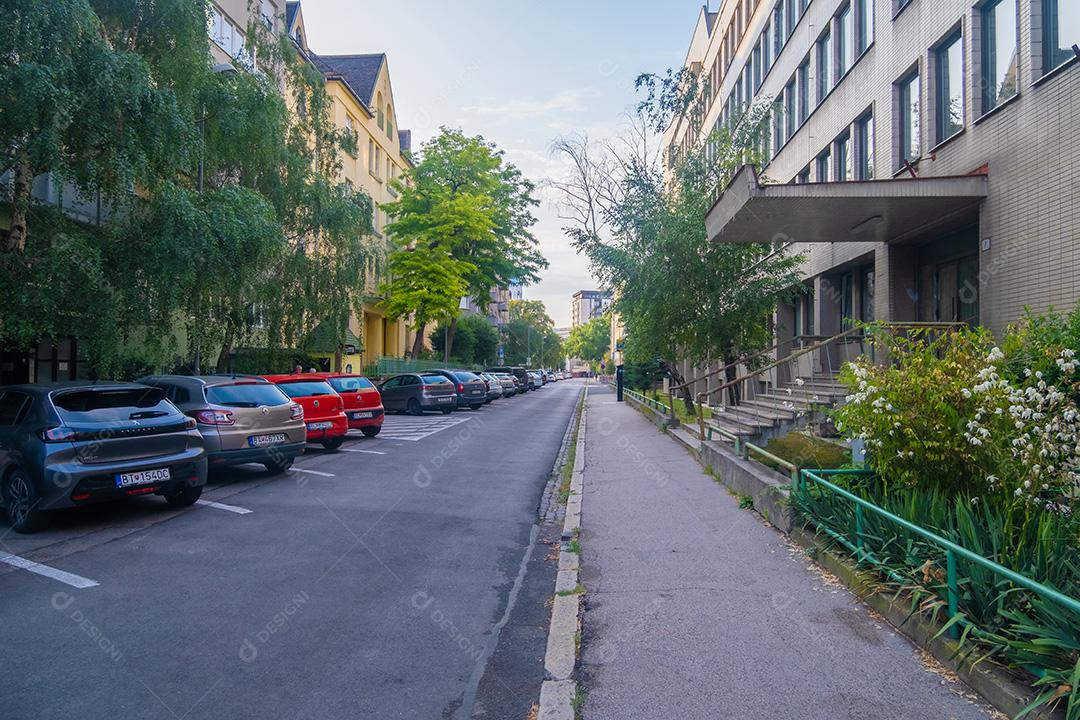 BRATISLAVA, ESLOVÁQUIA - 12 DE JULHO DE 2021: Bela vista da rua residencial arborizada na cidade de Bratislava.