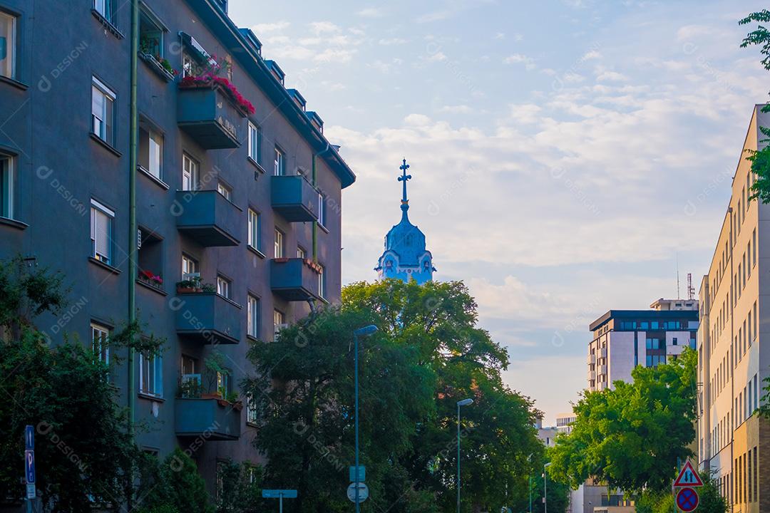 Prédio de apartamentos antigo na cidade de Bratislava, com o famoso