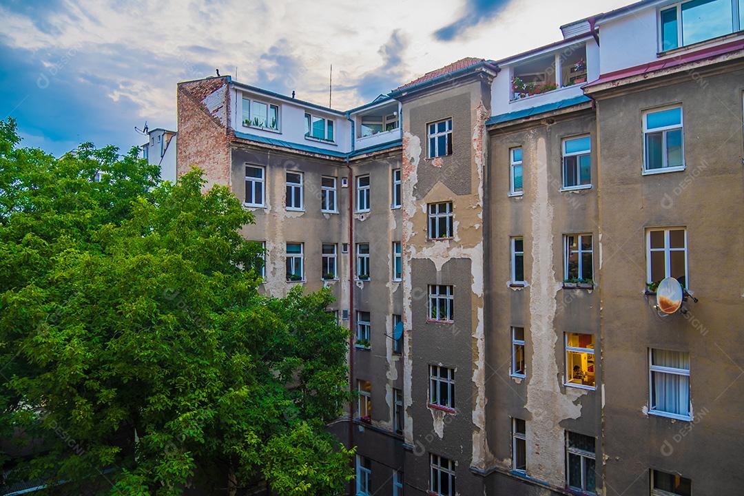 Prédio de apartamentos antigo na cidade de Bratislava.