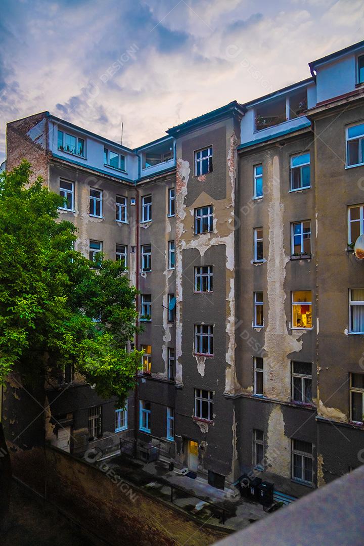 Prédio de apartamentos antigo na cidade de Bratislava.