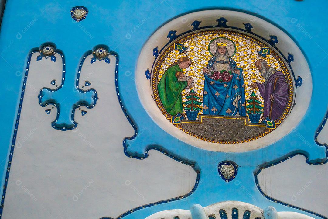 Detalhe do vitral da Igreja Azul de Santa Isabel Húngara, que é um dos marcos de Bratislava, Eslováquia.