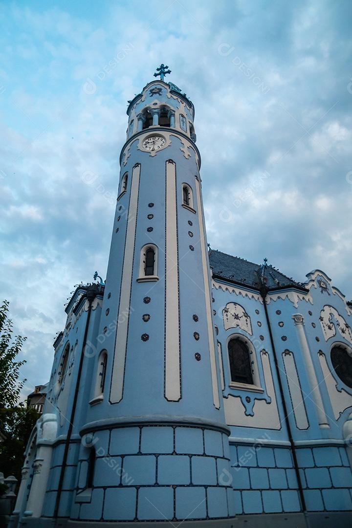 Detalhe do vitral da Igreja Azul de Santa Isabel Húngara, que é um dos marcos de Bratislava, Eslováquia.