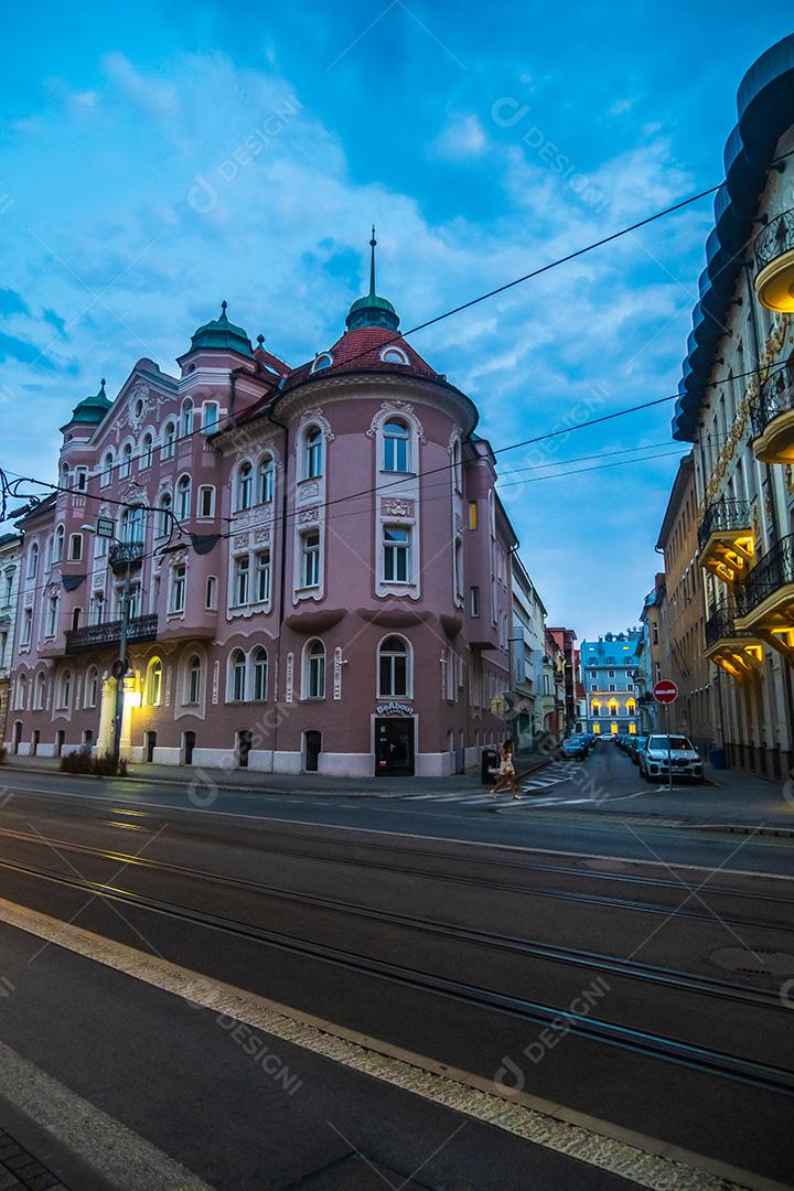 BRATISLAVA, ESLOVÁQUIA - 12 DE JULHO DE 2021: Vista das ruas de Bratislava à tarde.