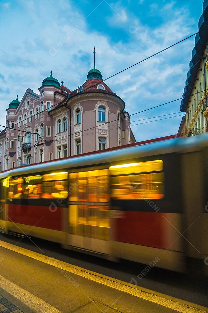 Vista de um trem em movimento nas ruas de Bratislava à tarde.