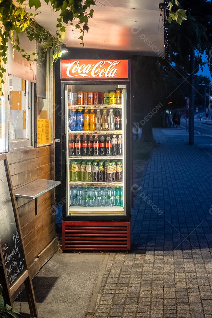 Vista da máquina de venda automática nas ruas de Bratislava.