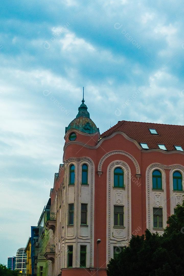 Vista vertical do edifício gótico na cidade de Bratislava