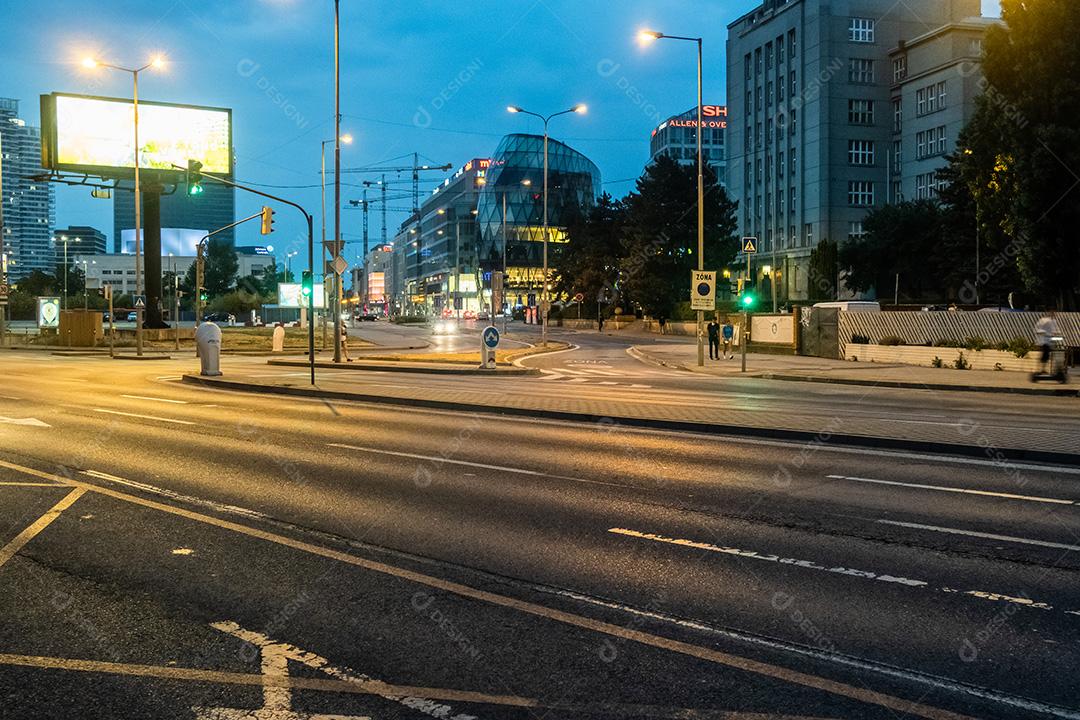 Vista do tráfego nas ruas de Bratislava à noite ao lado do Eurovea.