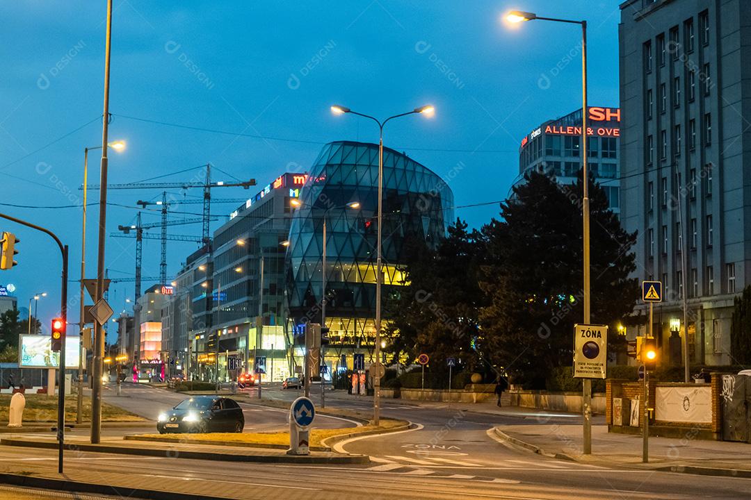 Vista do tráfego nas ruas de Bratislava à noite ao lado da Eurovea.