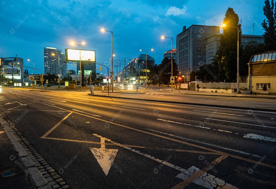 Vista do tráfego nas ruas de Bratislava à noite ao lado do Eurovea.