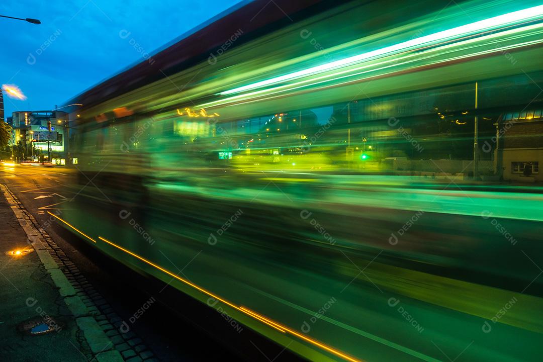 Vista do ônibus em noção borrão no tráfego nas ruas de Bratislava à noite ao lado do Eurovea.