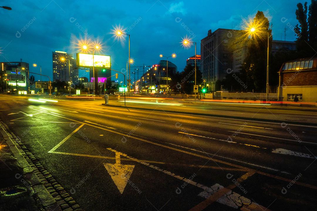 Vista do tráfego nas ruas de Bratislava à noite ao lado do Eurovea.