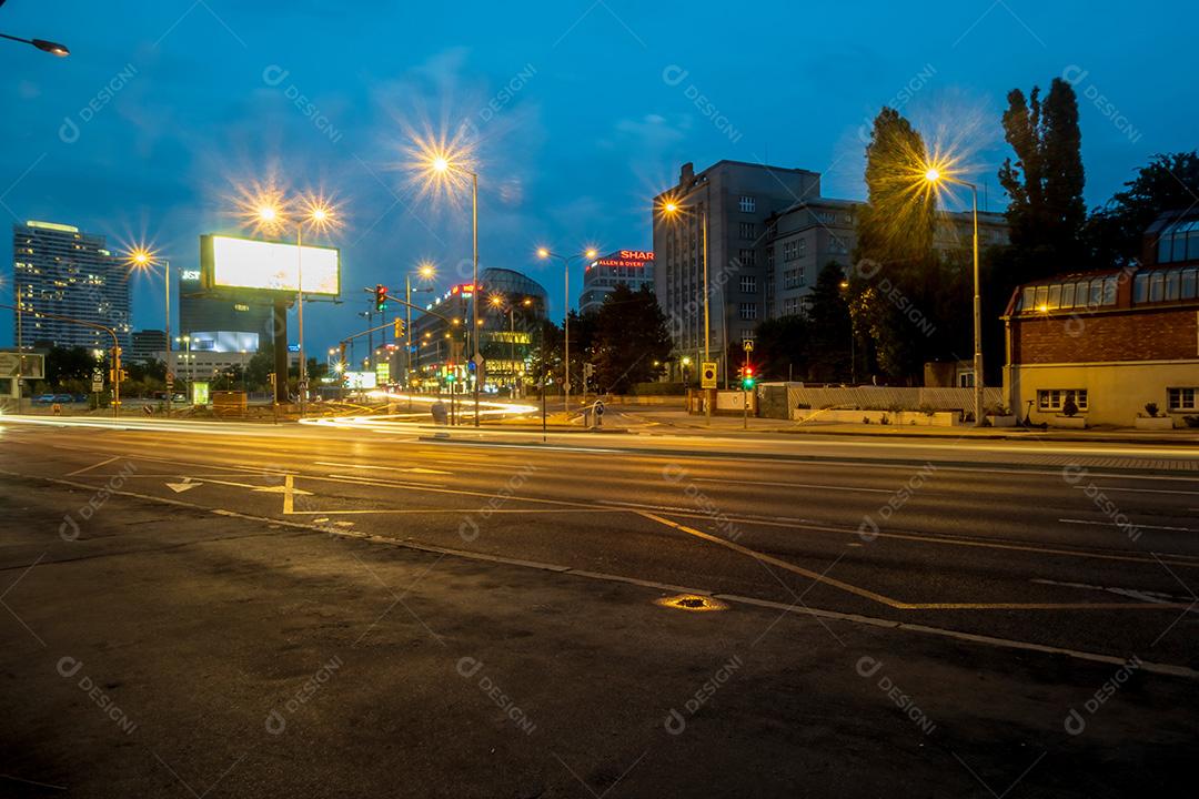 Vista do tráfego nas ruas de Bratislava à noite ao lado do Eurovea.