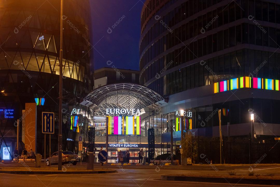 Vista do tráfego nas ruas de Bratislava à noite ao lado do Eurovea.